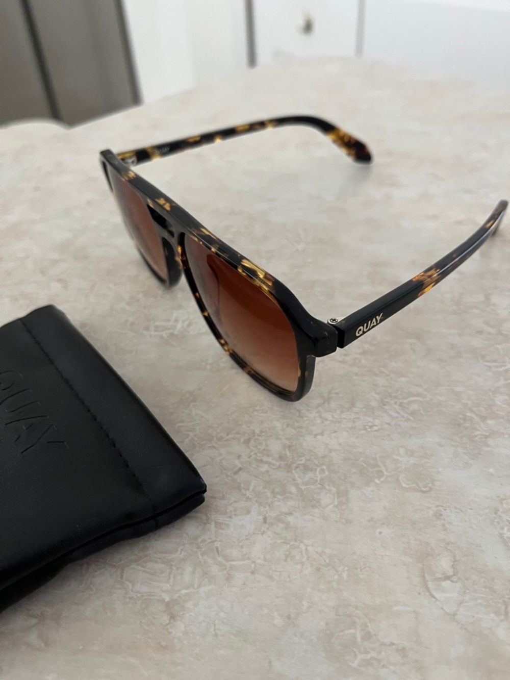 Quay Australia Tortoise Shell Sunglasses with Brown Gradient Lenses like new - Picture 2 of 9